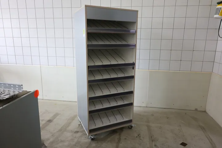 1 x Verkaufswagen Warenpräsenter Maße: 75 x 63 x 182 cm